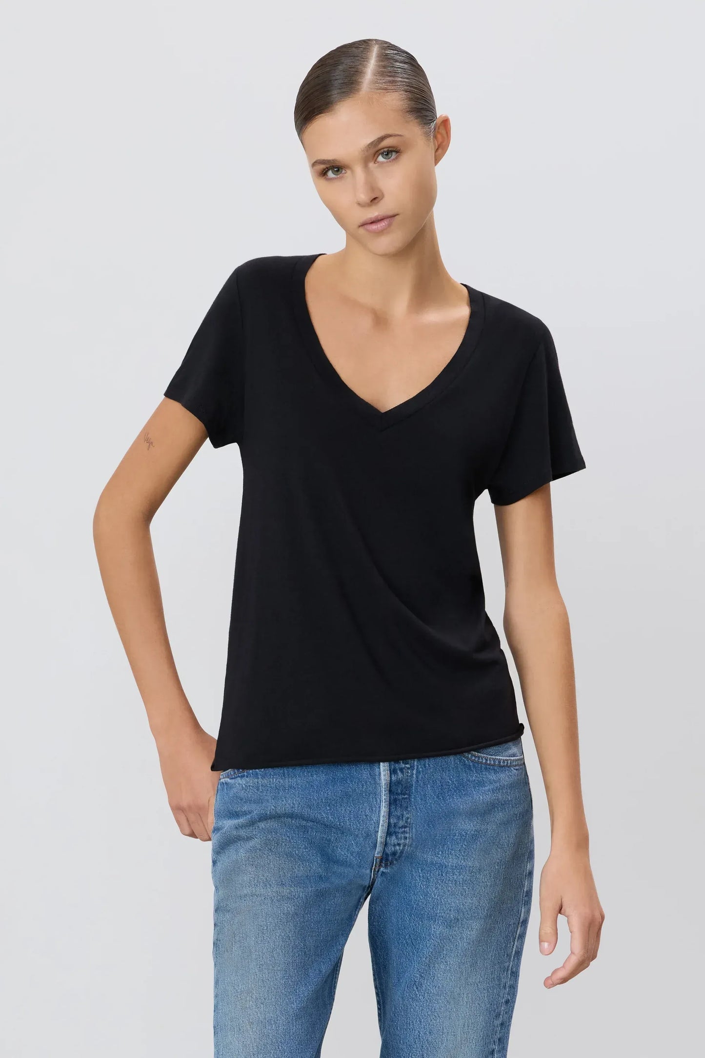 Shirt V-Neck in Black