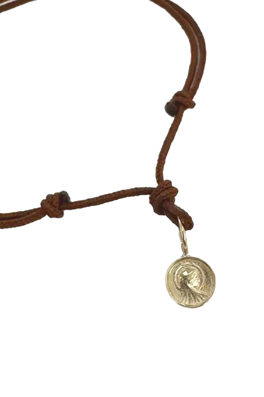 Armband „Madone“ Anhänger in Gold 9K mit braunem Lederband