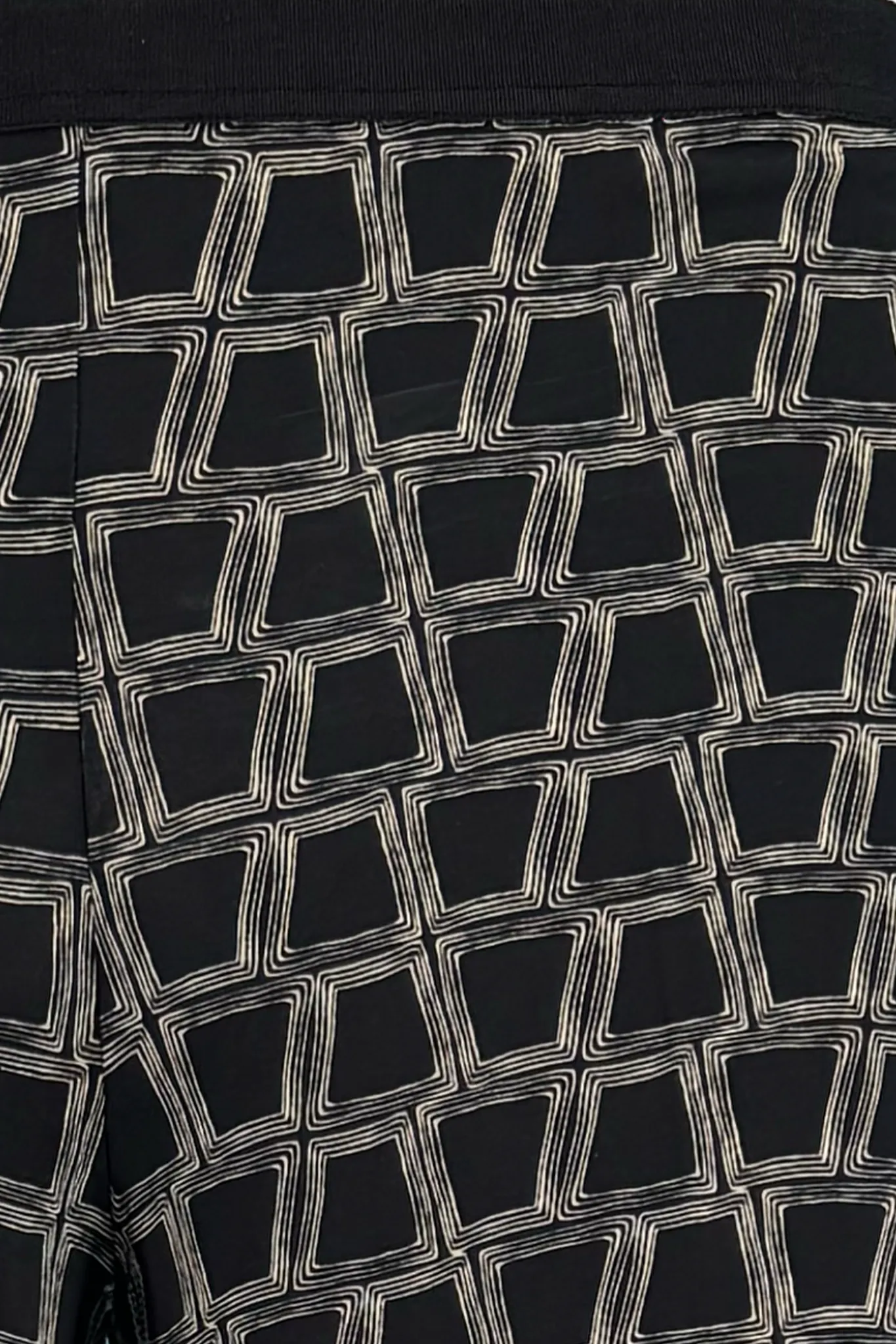 Hose Text in Black