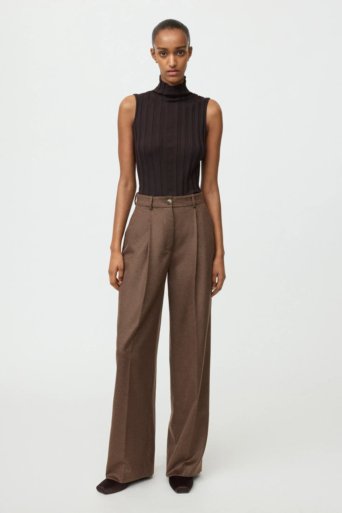 Top Featherlight Turtleneck Singlet in Mocha
