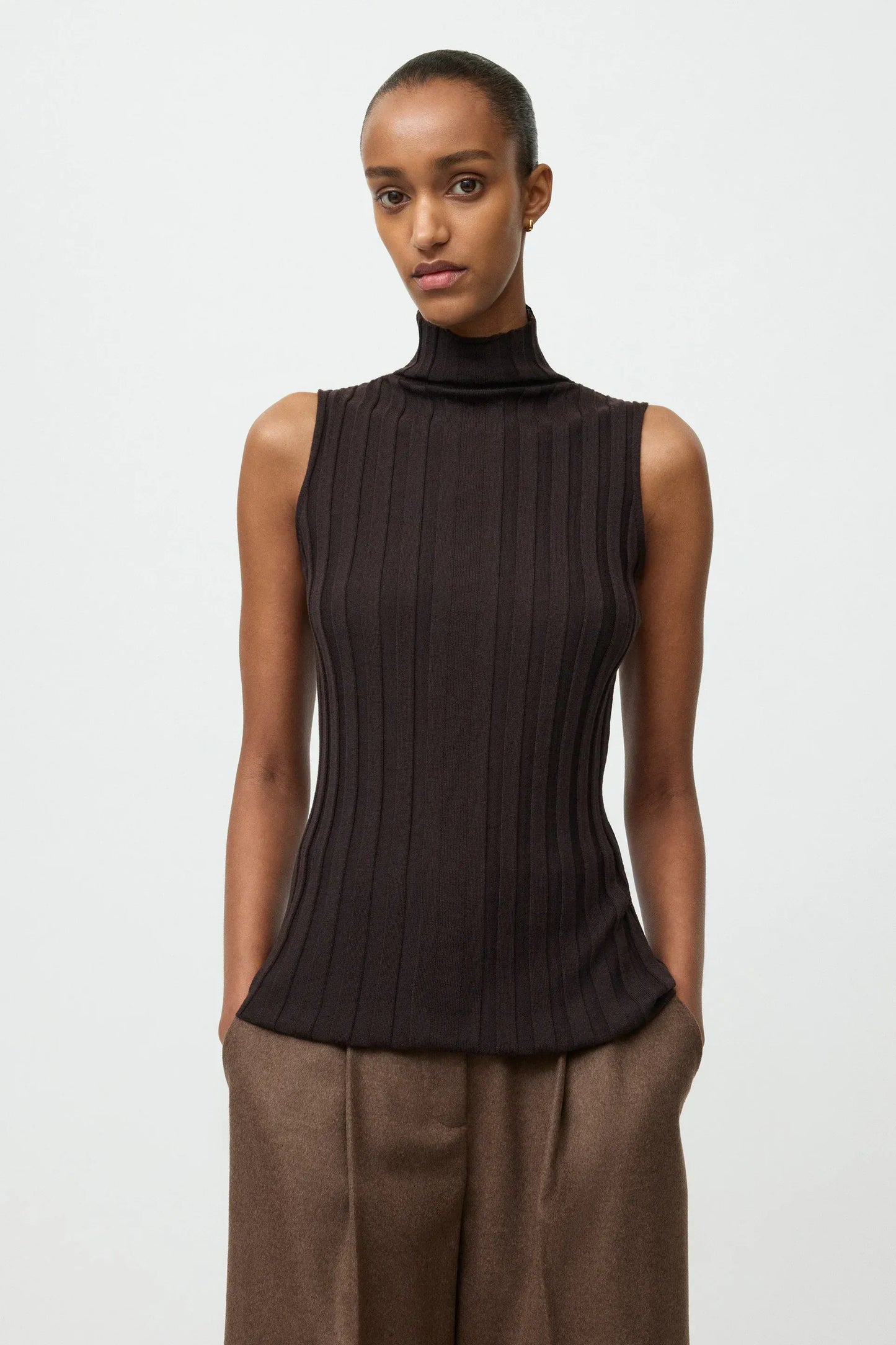 Top Featherlight Turtleneck Singlet in Mocha