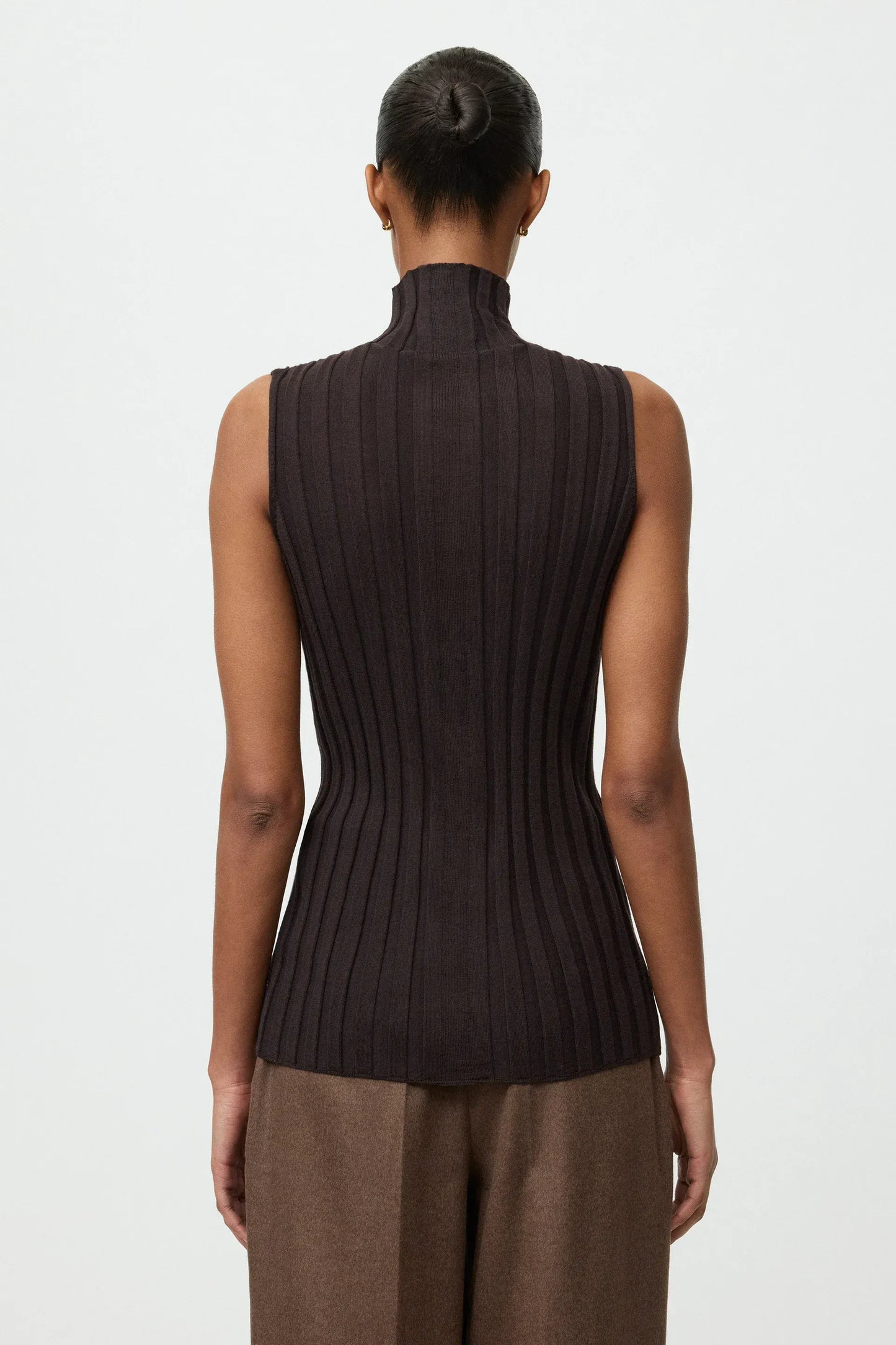 Top Featherlight Turtleneck Singlet in Mocha
