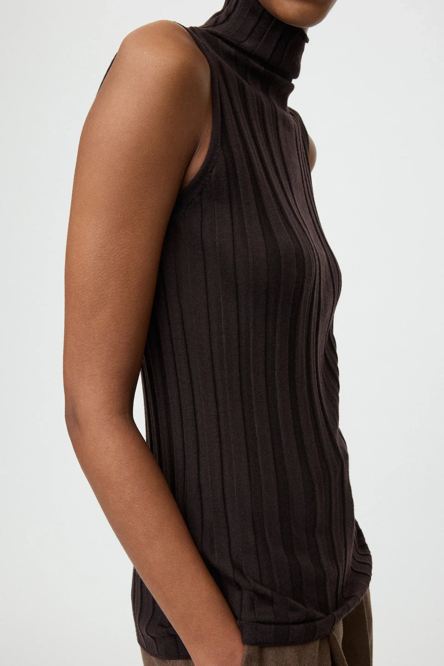 Top Featherlight Turtleneck Singlet in Mocha