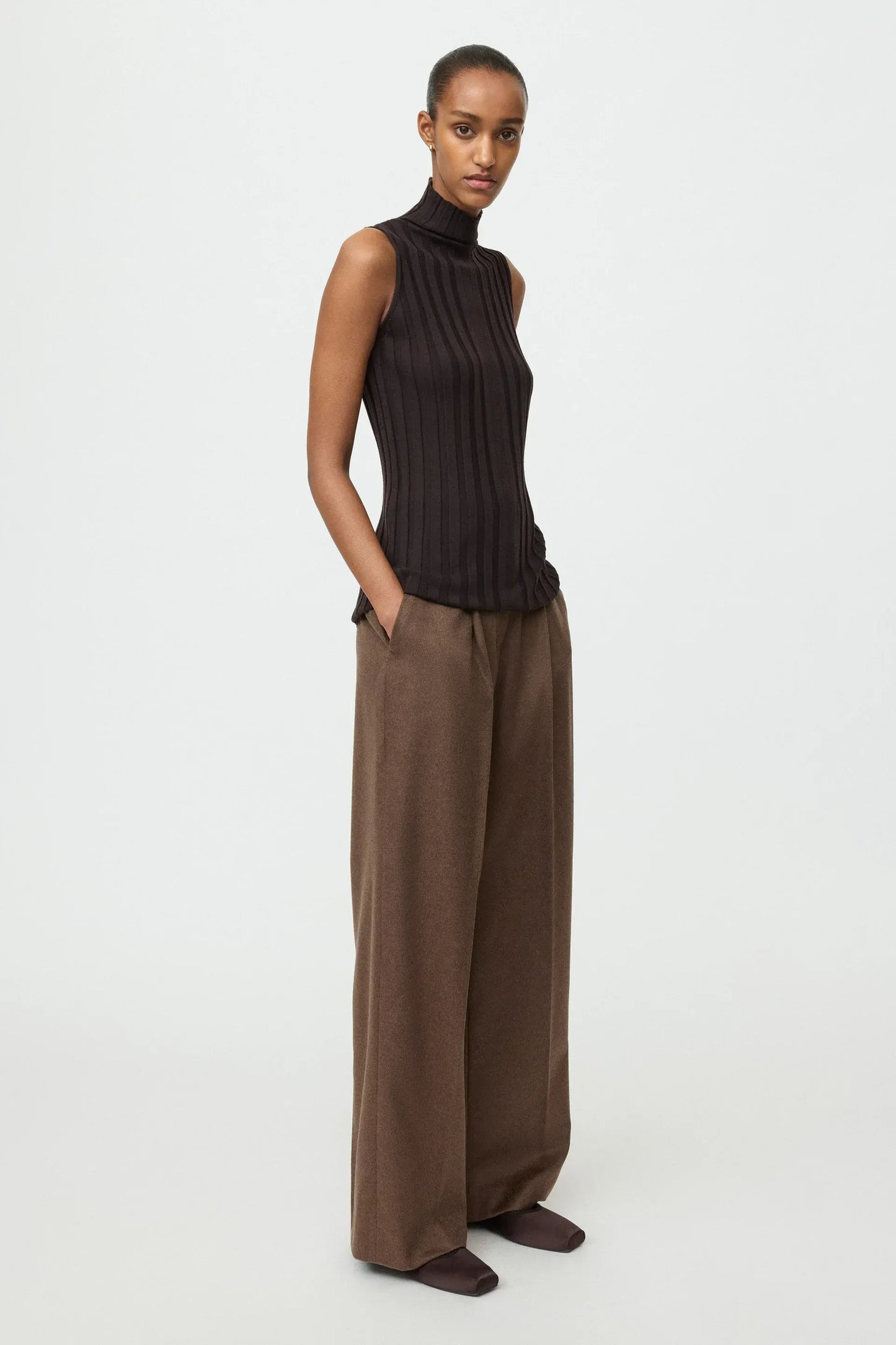 Top Featherlight Turtleneck Singlet in Mocha
