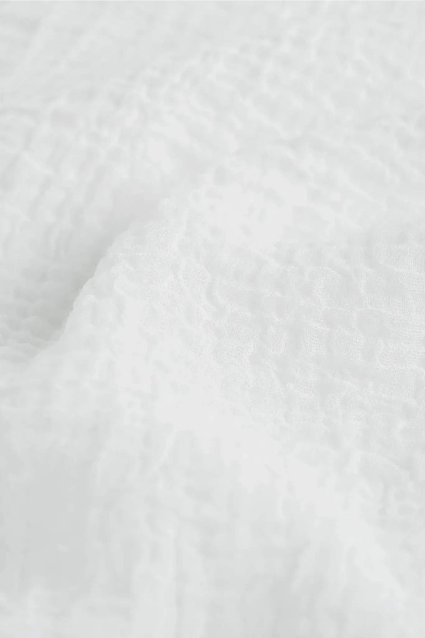 Crinkled scarf in white