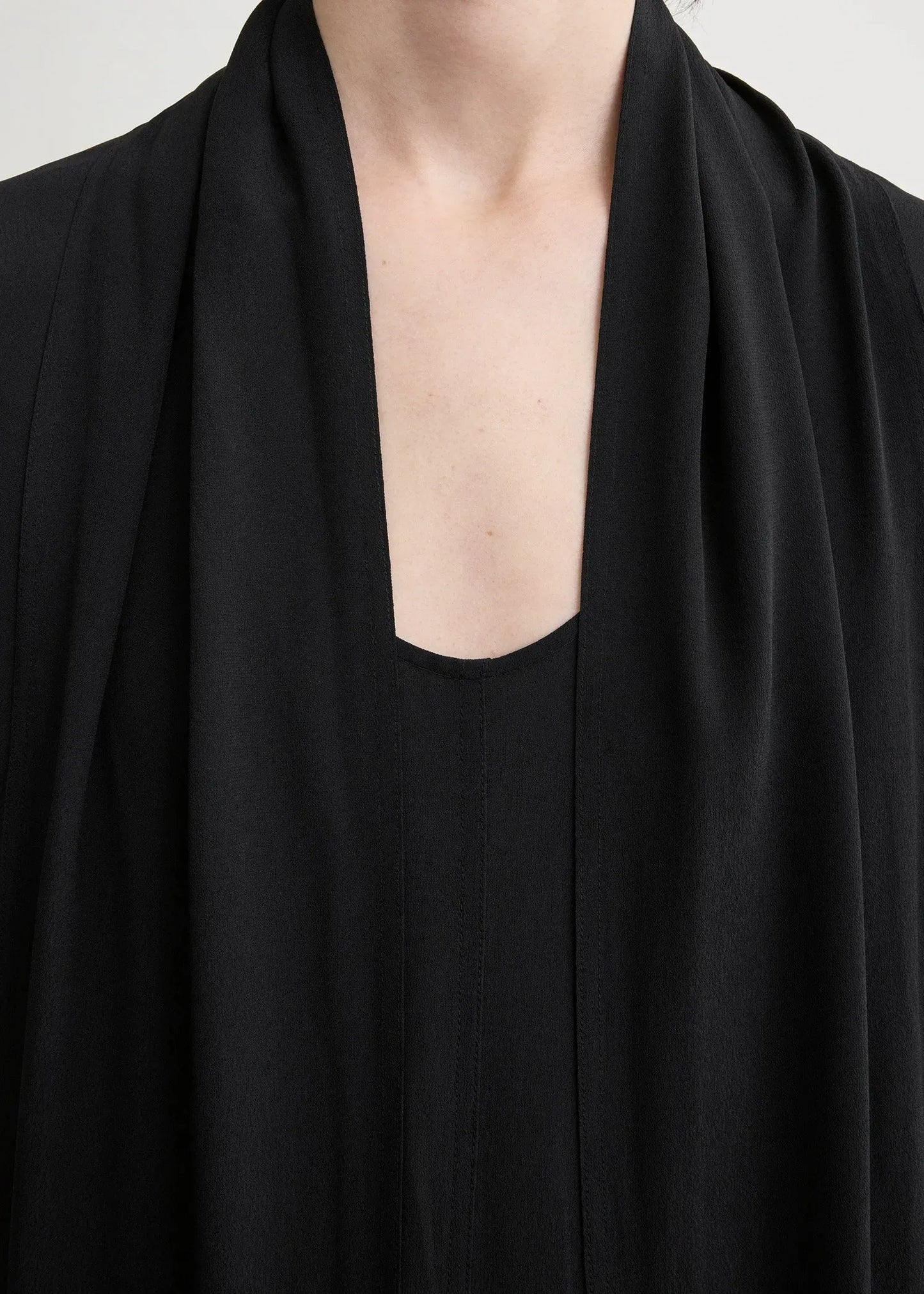 Kleid Rounded Neckline in Black