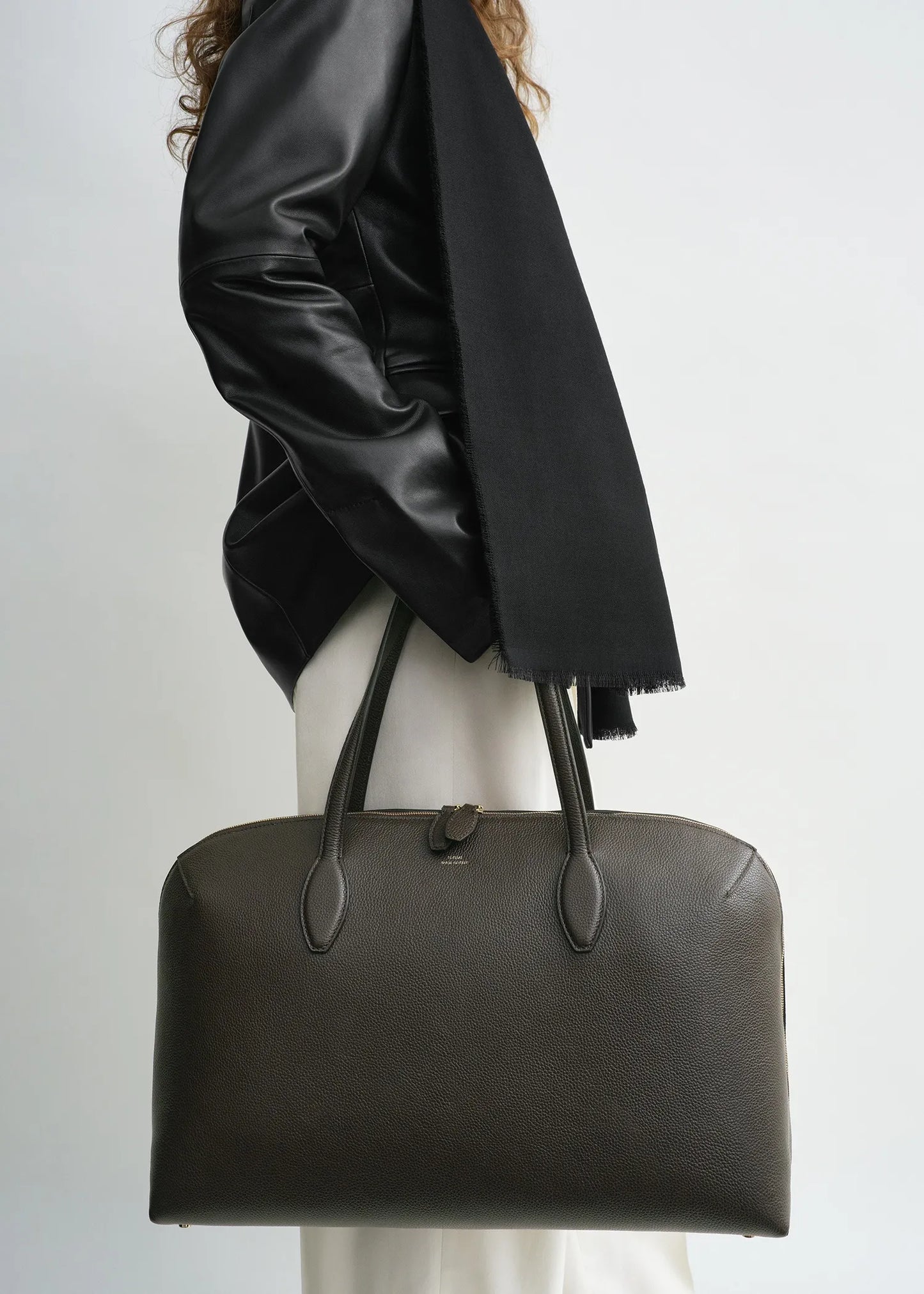 Tasche Grained-Leather Day in Dark Chocolate