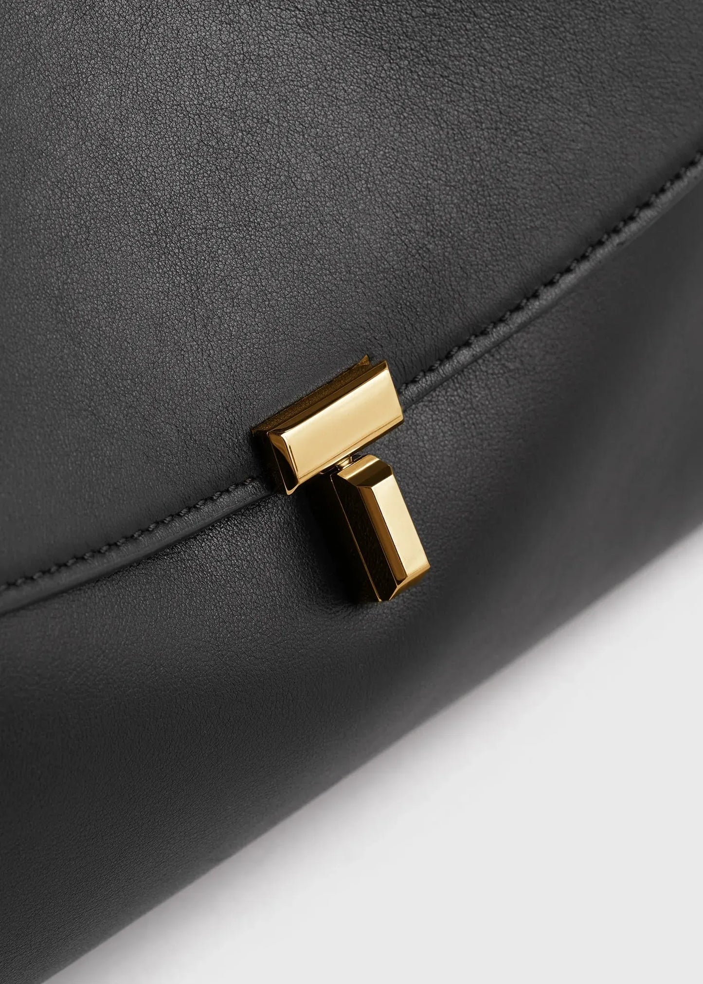 Tasche T-Lock Leather Satchel in Black
