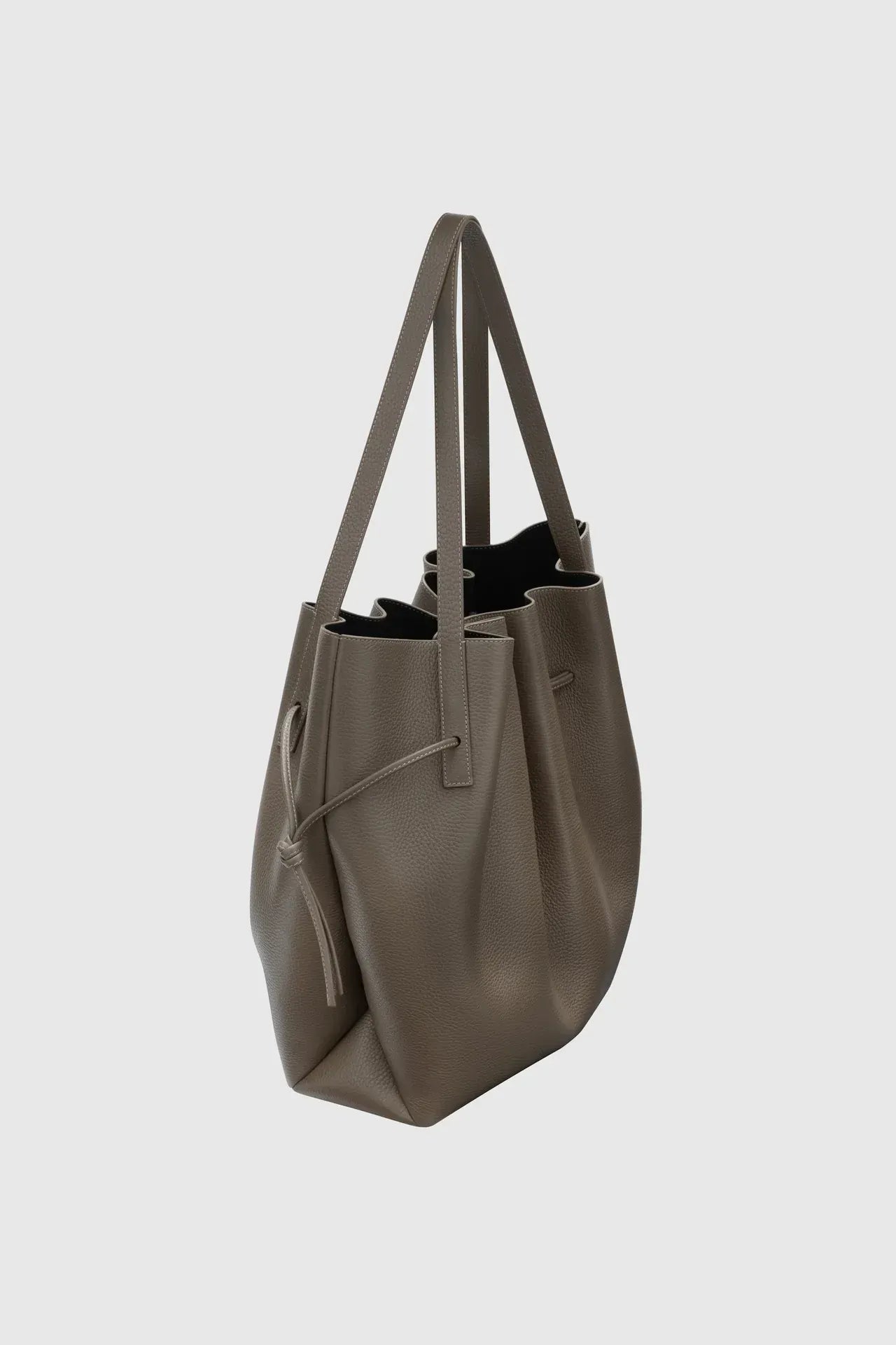 Tasche Scallop Tote in Taupe Pebble Grain Leather