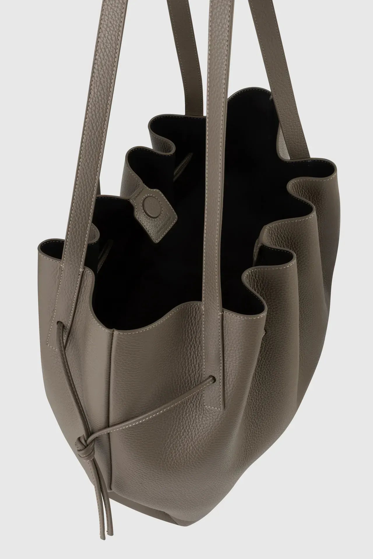 Tasche Scallop Tote in Taupe Pebble Grain Leather