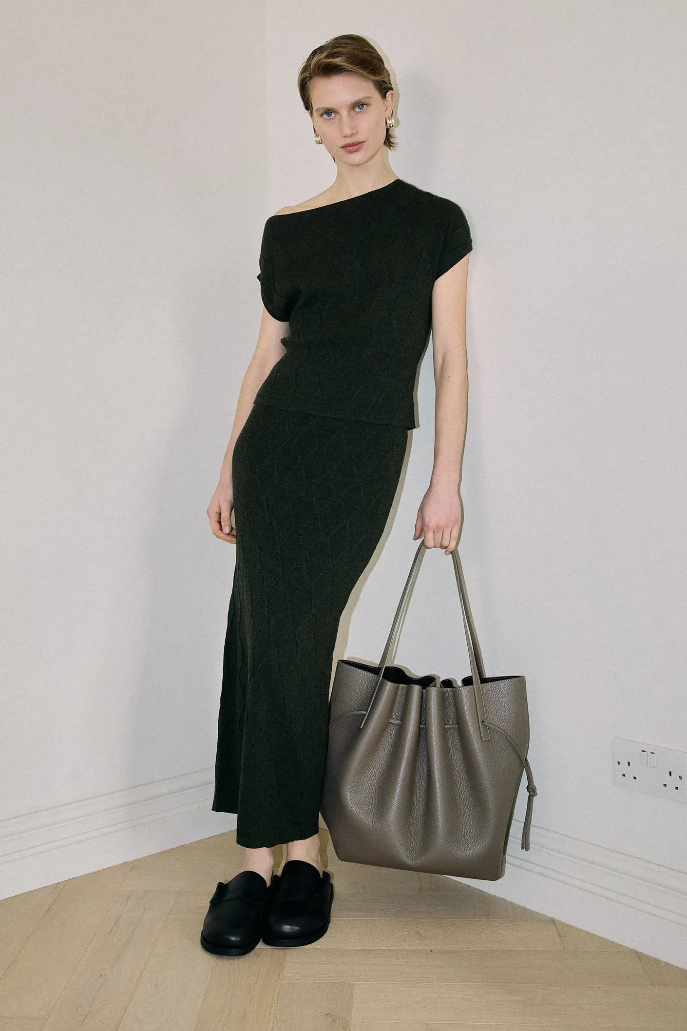 Tasche Scallop Tote in Taupe Pebble Grain Leather