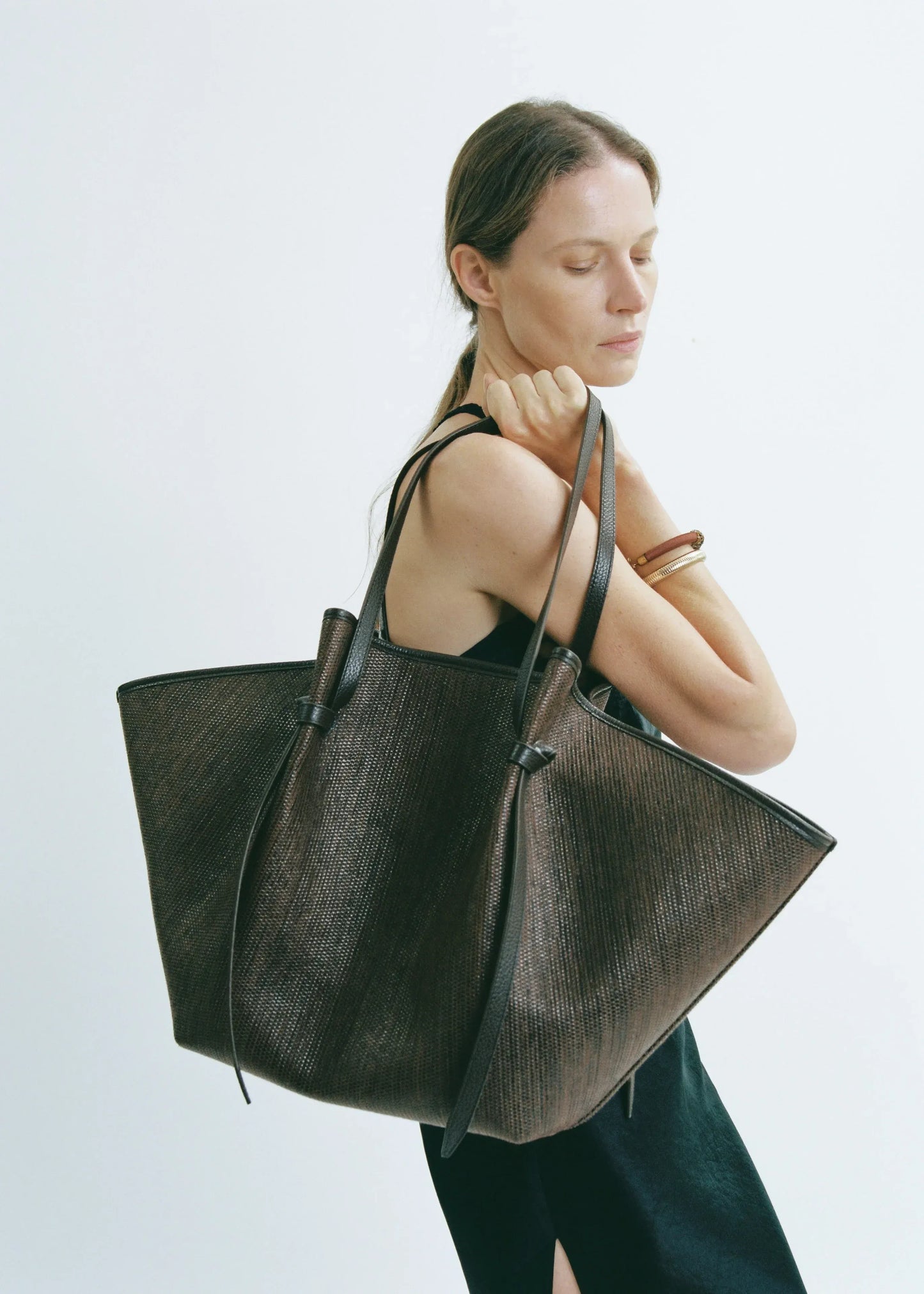 Tasche XL Mochi Woven Raffia in Fudge