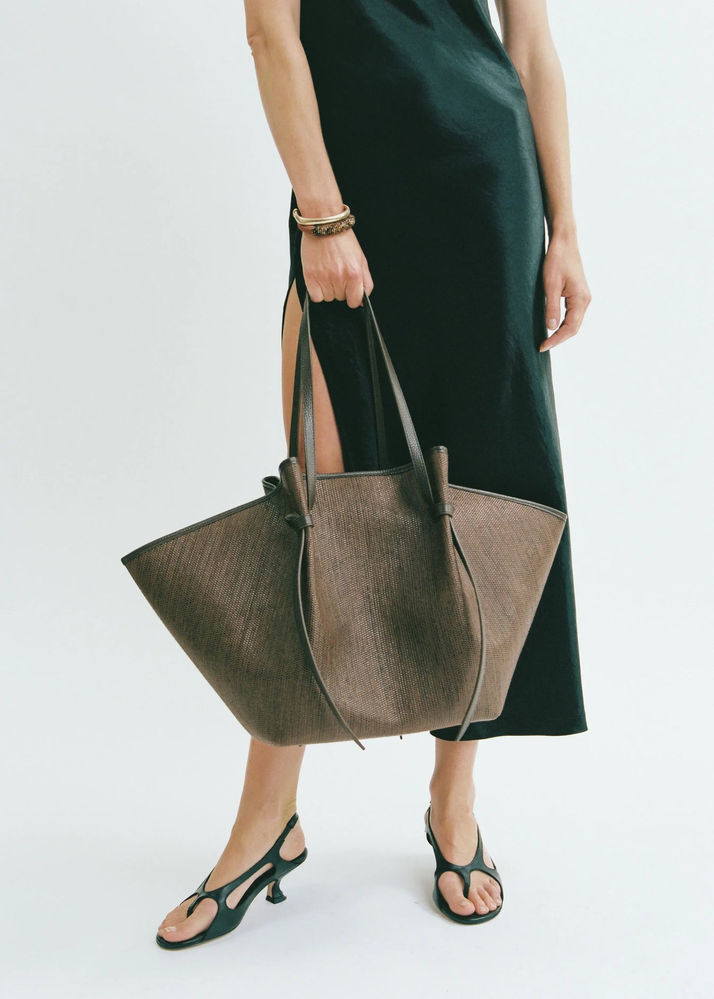 Tasche XL Mochi Woven Raffia in Fudge