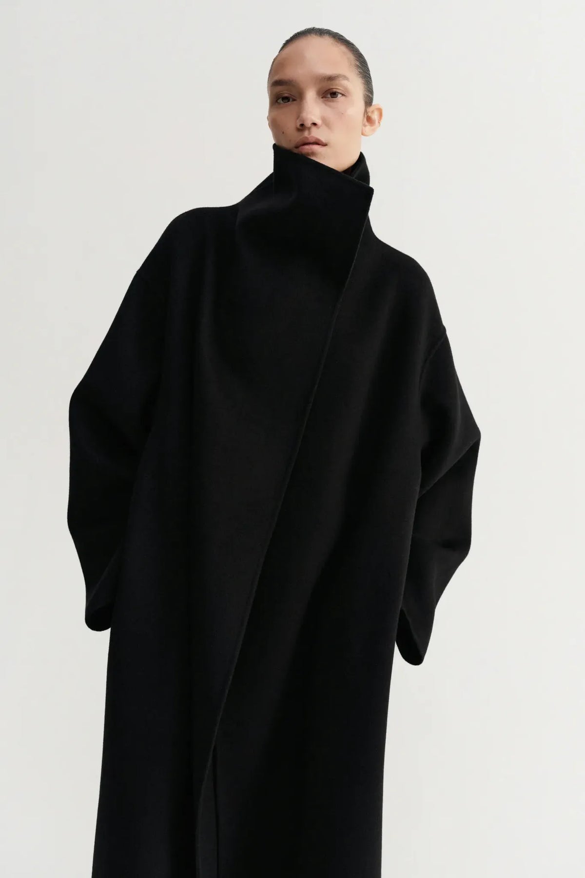Mantel Kaity in Black
