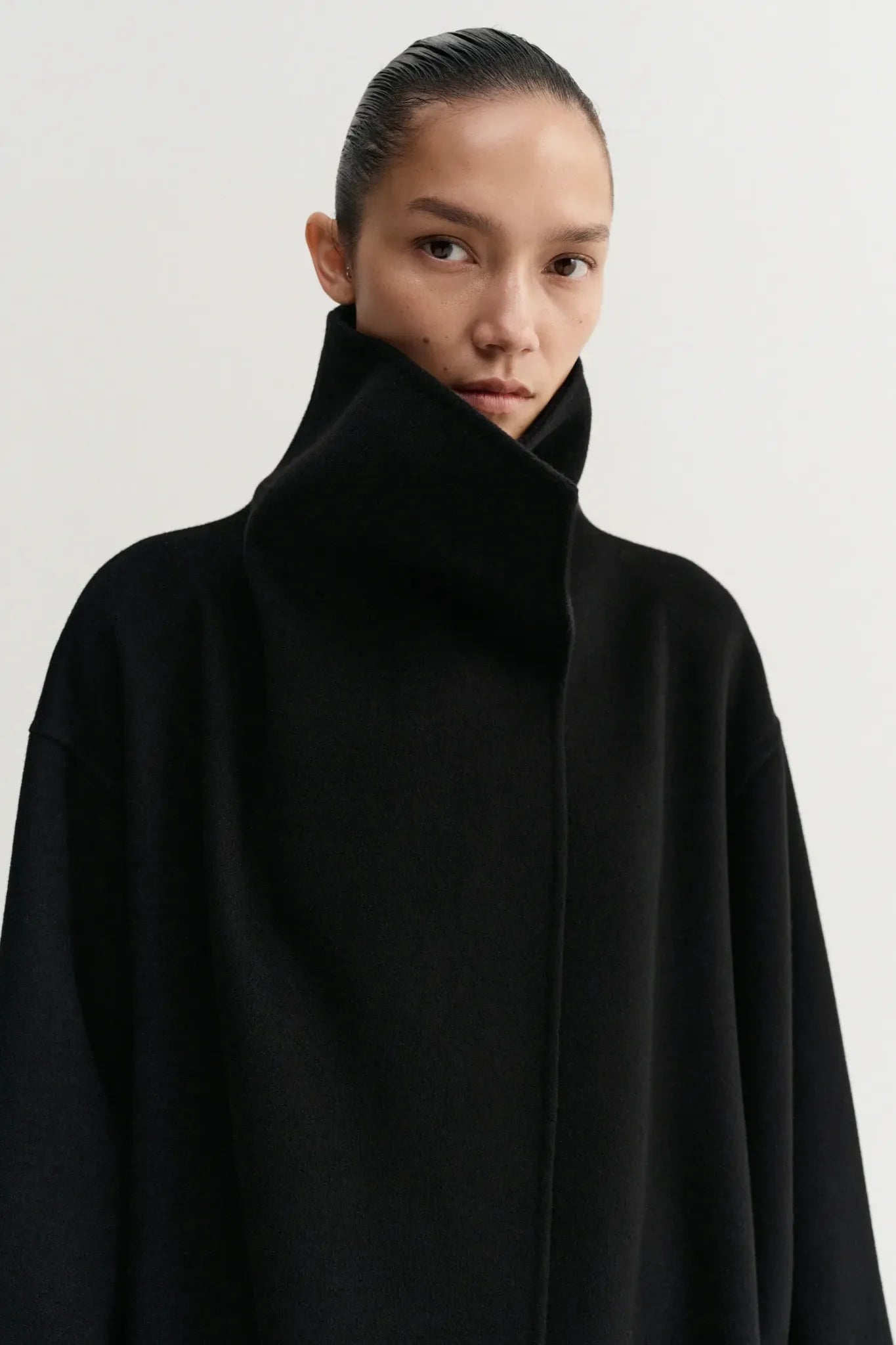Mantel Kaity in Black