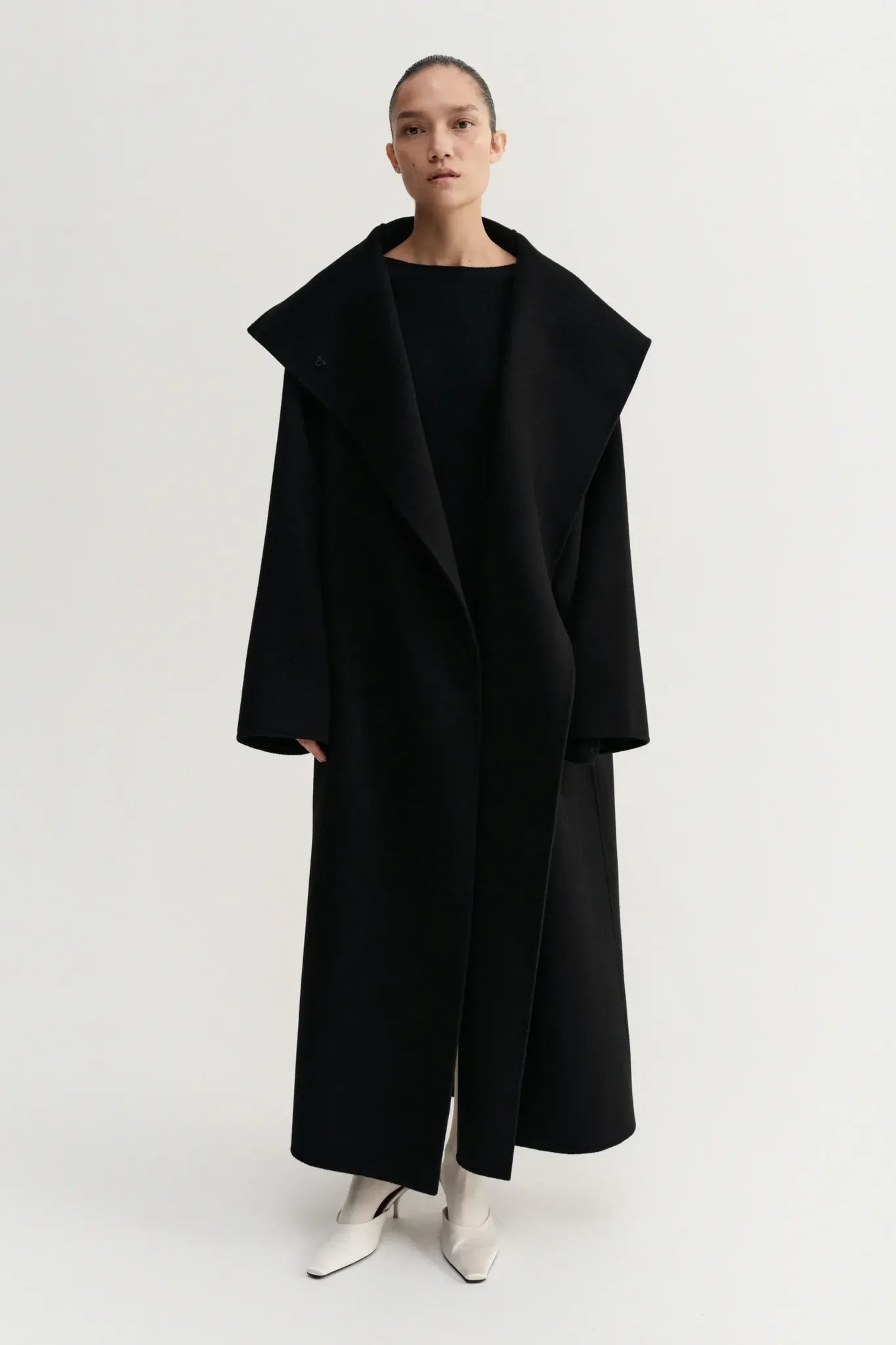 Mantel Kaity in Black