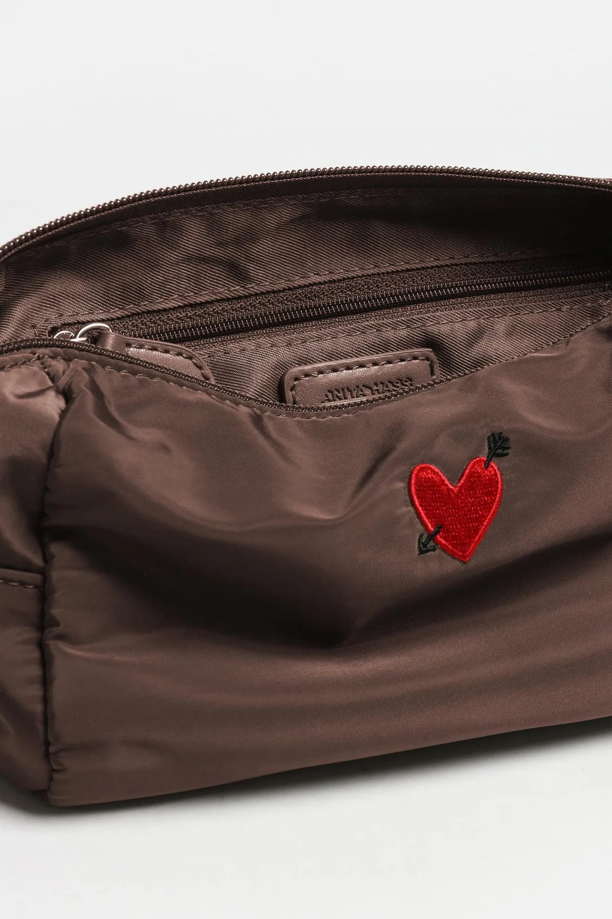 Pouch Heart in Braun Nylon