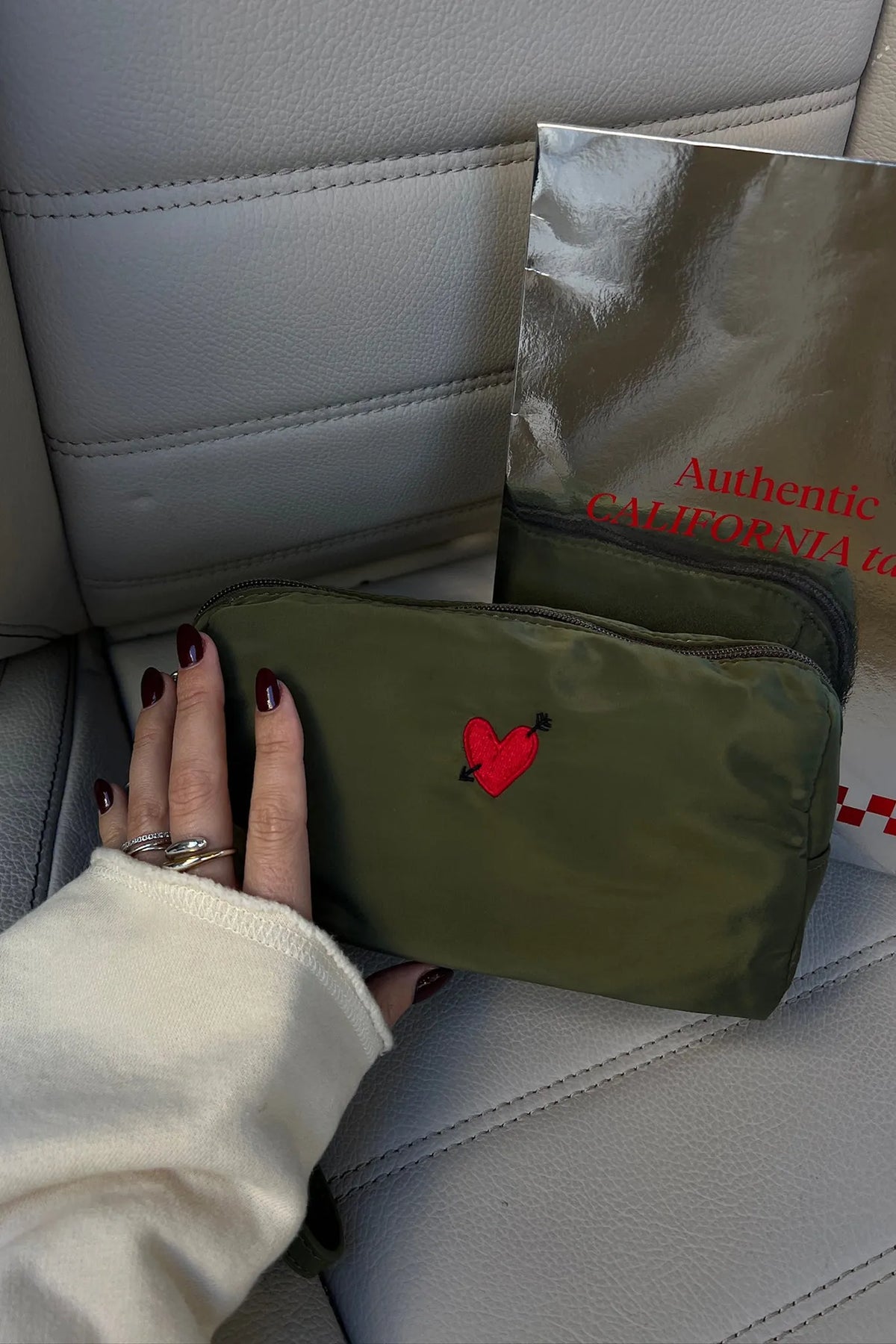 Pouch Heart in Oliv Nylon