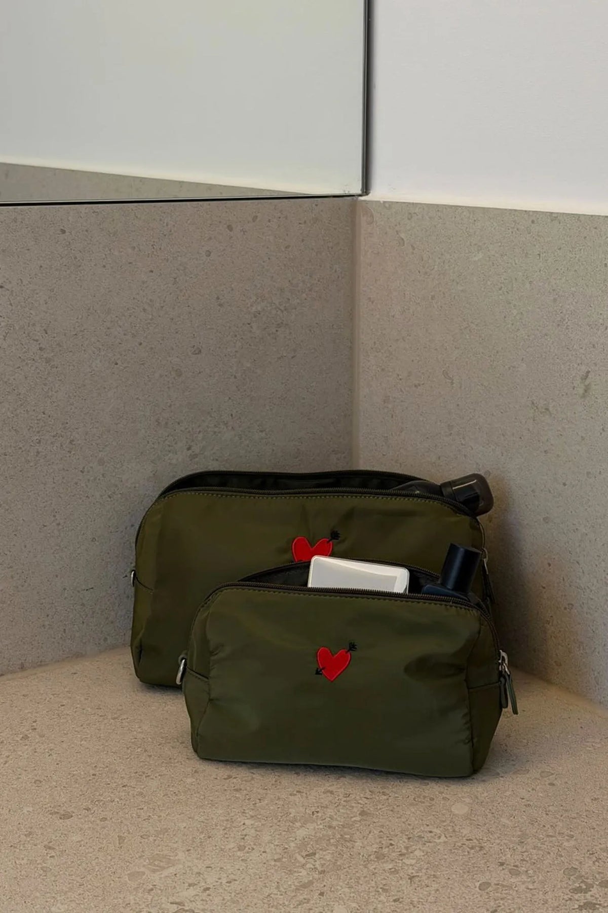 Pouch Heart in Oliv Nylon