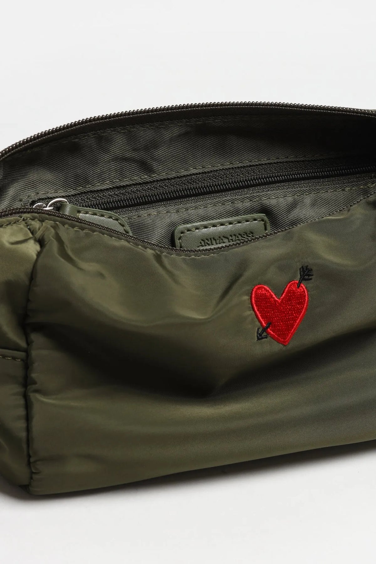 Pouch Heart in Oliv Nylon