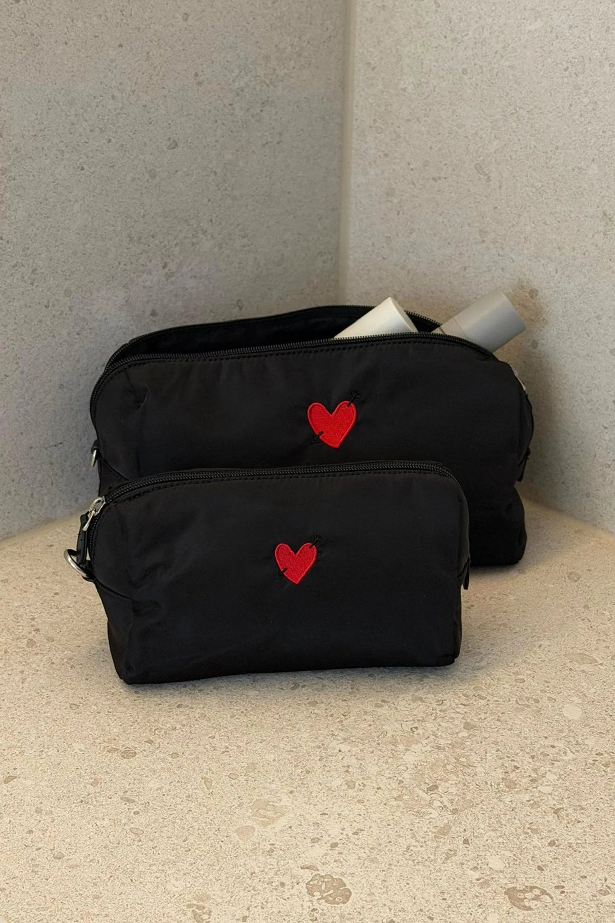 Pouch Heart in Schwarz Nylon