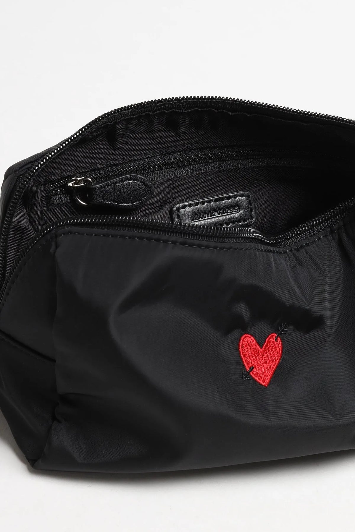 Pouch Heart in Schwarz Nylon