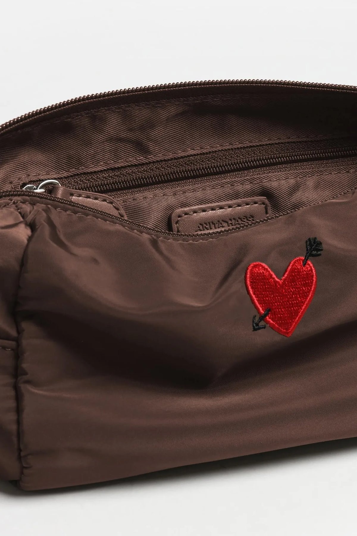 Pouch Heart Large in Braun Nylon