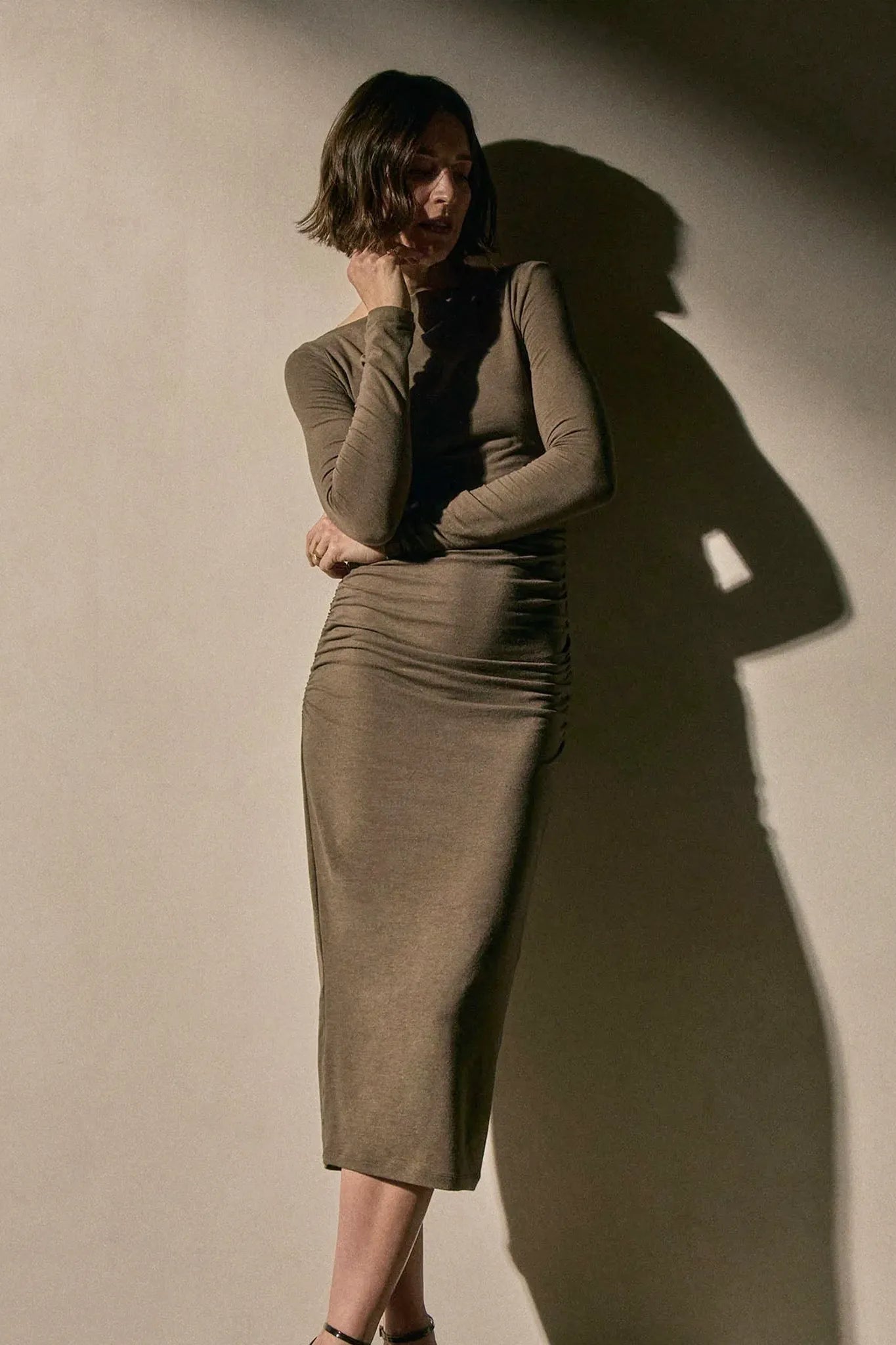 Kleid Ruched Long Sleeve Dress in Caribou