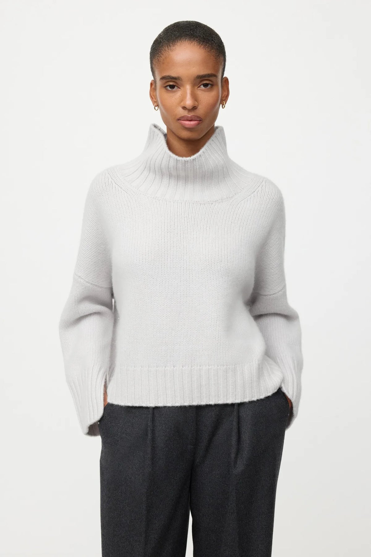 Pullover Girlfriend Turtleneck in Quiet Grey